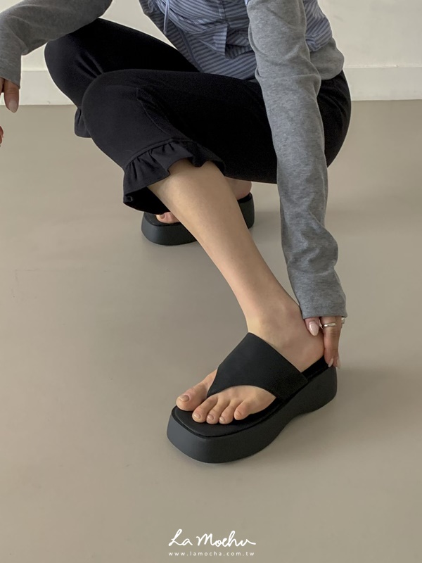 皮革夾腳厚底拖鞋(闆娘.花花清單)
